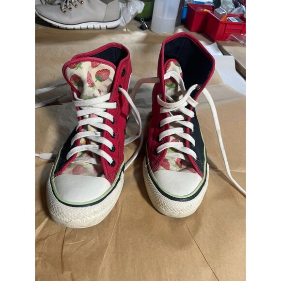 Converse contrast color with cute strawberry  accent details size 7 - Picture 12 of 15